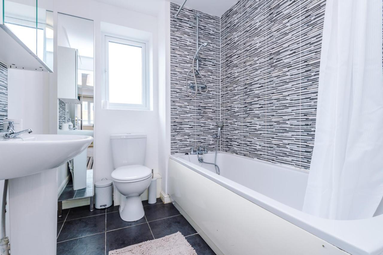 Holiday home Chic 2 Bed House With Garden & Free Parking Manchester