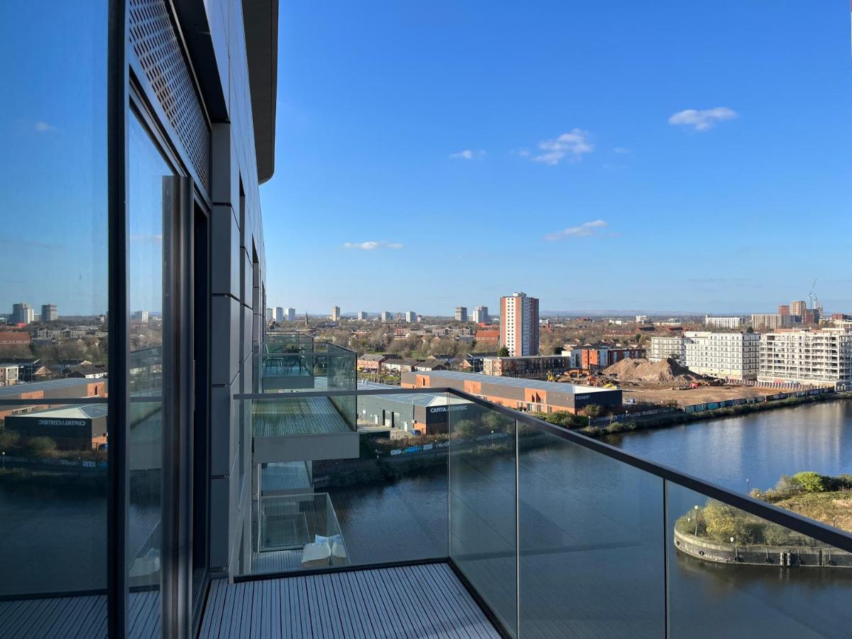 Waterside Retreat: Luxury Canal-side In With Balcony Apartment Manchester