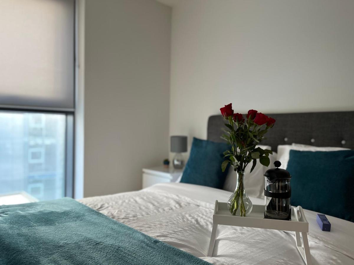 Waterside Retreat: Luxury Canal-side In With Balcony Apartment Manchester