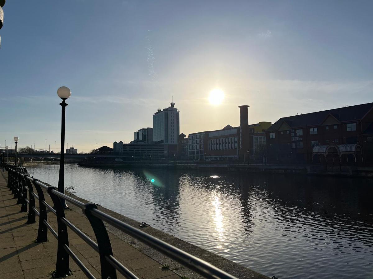 Apartment Waterside Retreat: Luxury Canal-side In With Balcony Manchester