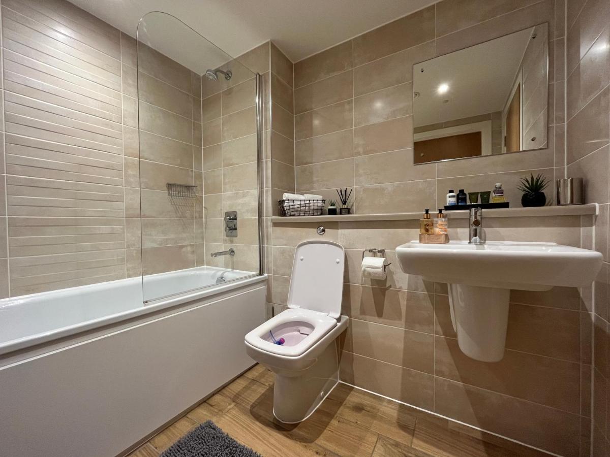 Waterside Retreat: Luxury Canal-side In With Balcony *