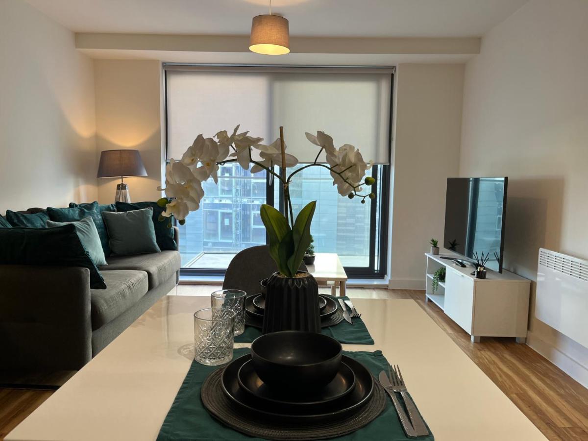 Waterside Retreat: Luxury Canal-side In With Balcony * Manchester