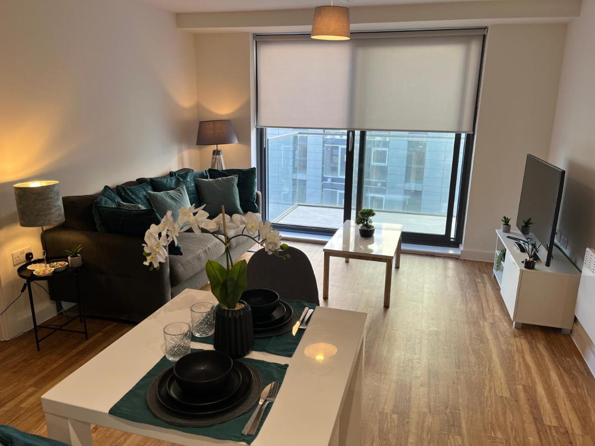 Waterside Retreat: Luxury Canal-side In With Balcony * Manchester