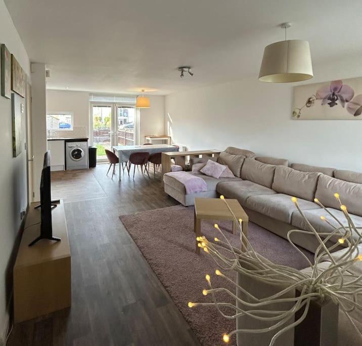 Holiday home Great House + Air Conditioning + Free Car Parking *