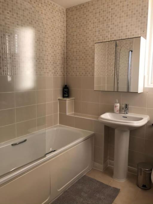 Great House + Air Conditioning + Free Car Parking Holiday home Manchester