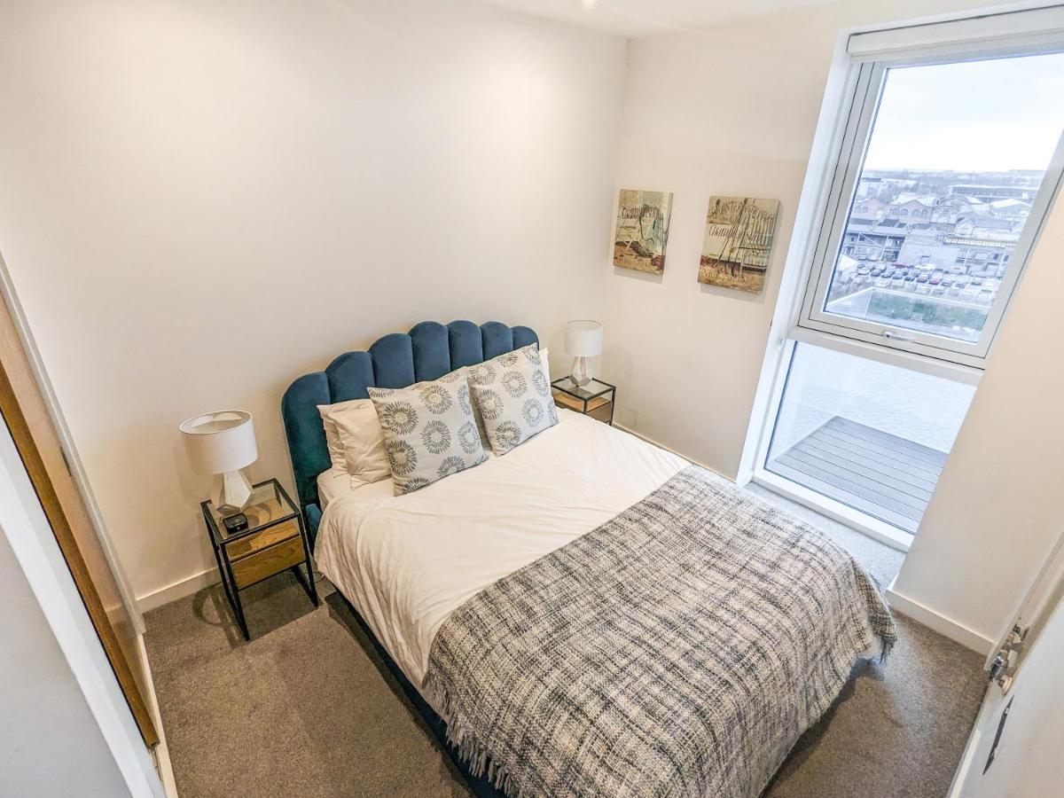 Waterfront Retreat: Modern 2-bed * Manchester