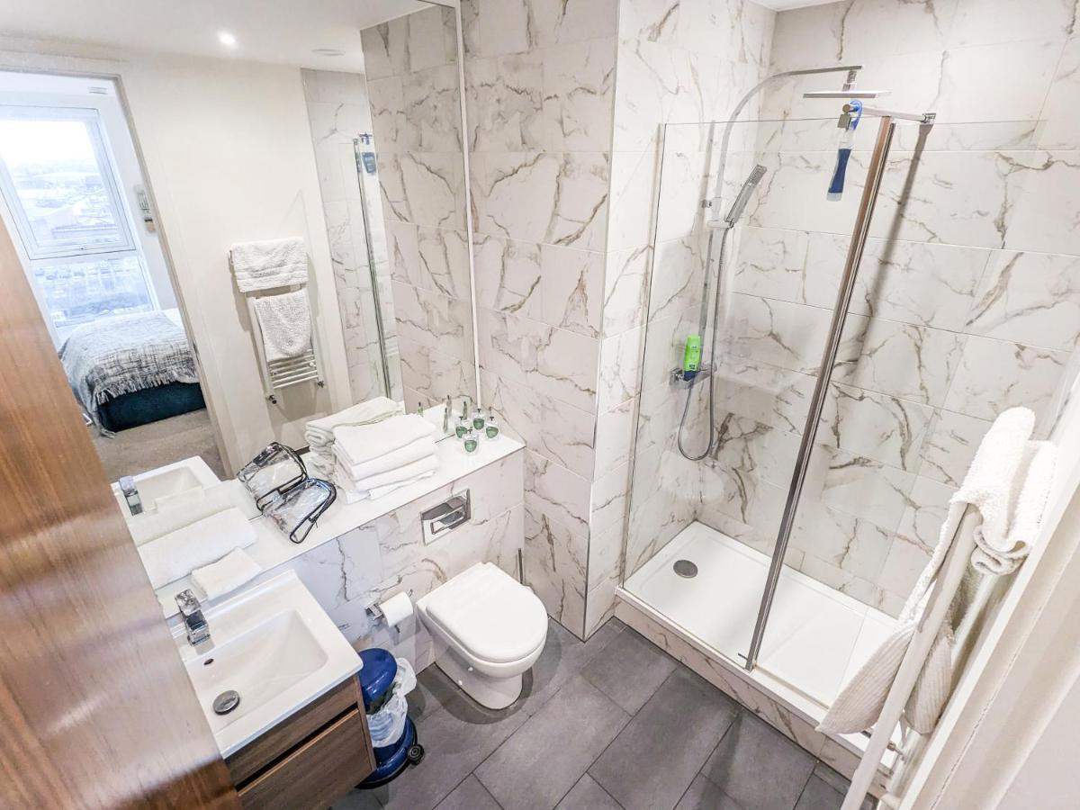 Waterfront Retreat: Modern 2-bed Manchester