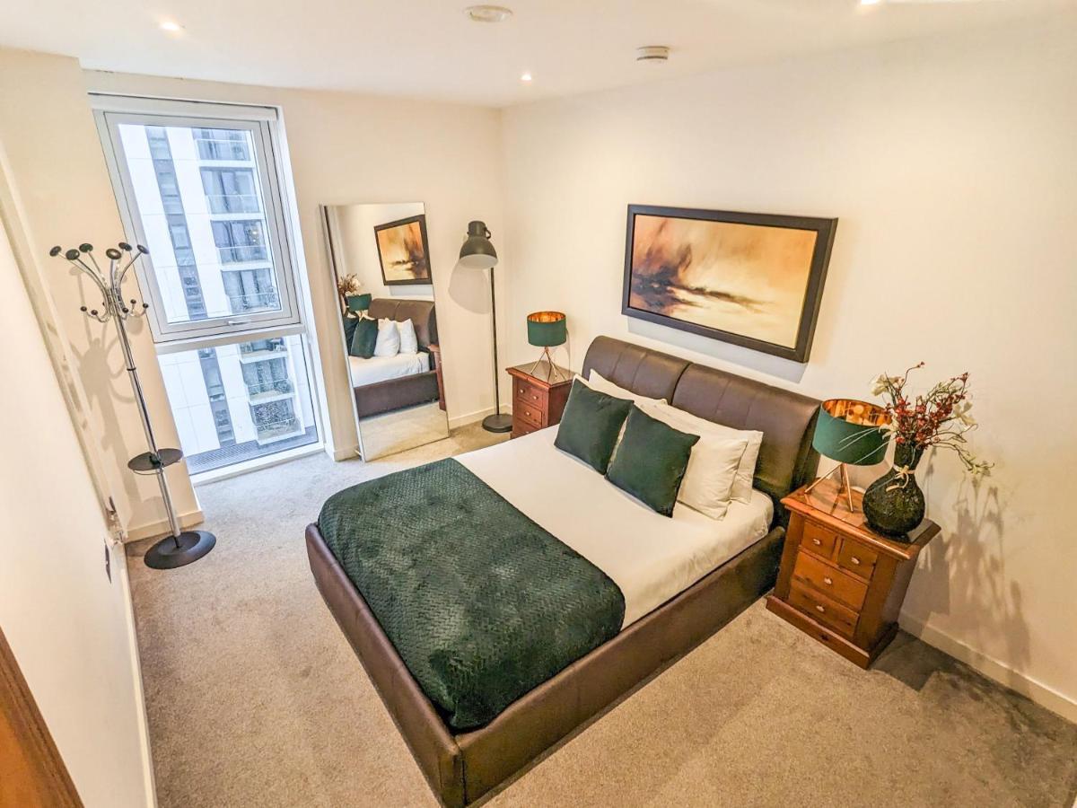Apartment Waterfront Retreat: Modern 2-bed Manchester