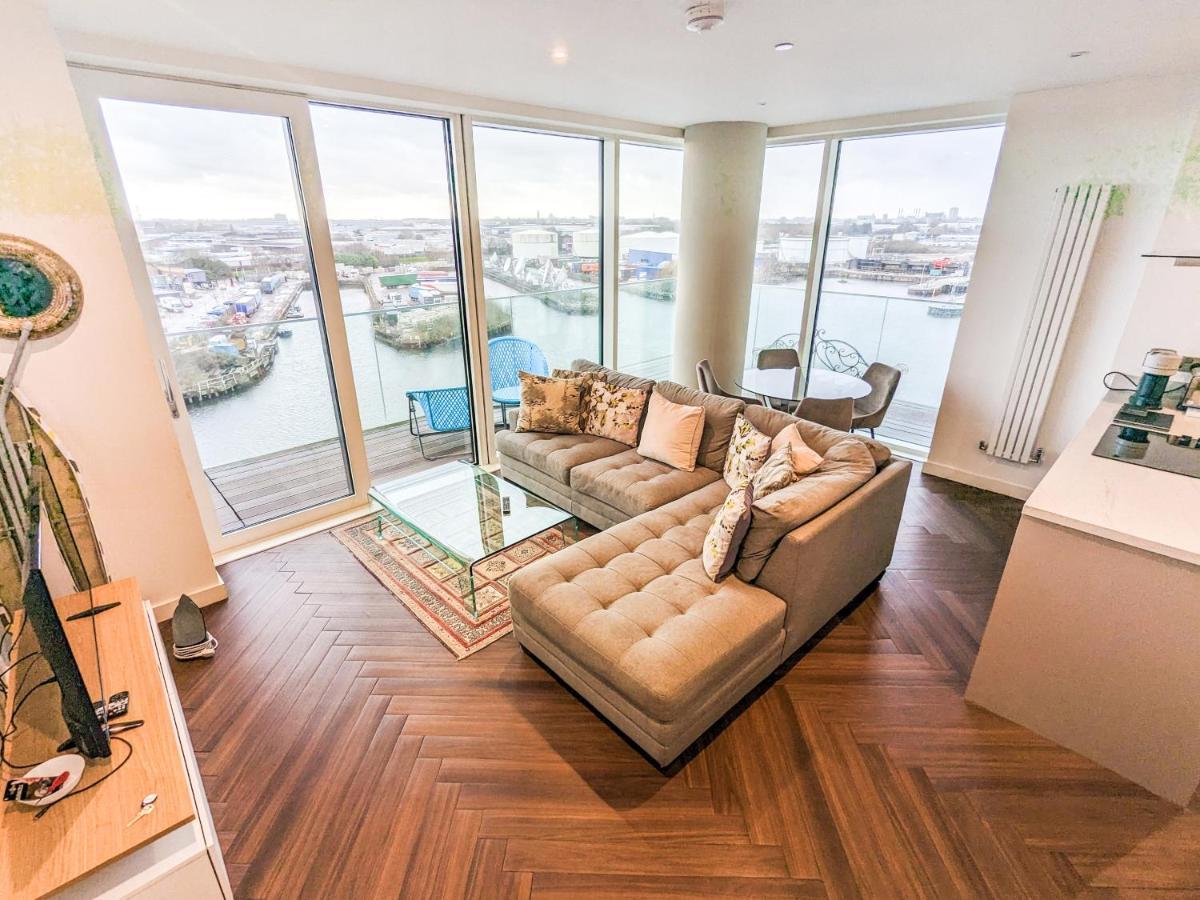 Waterfront Retreat: Modern 2-bed Manchester