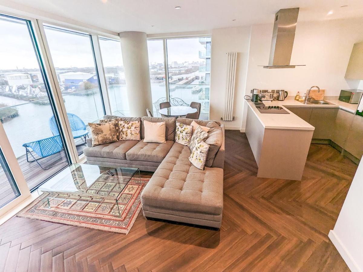 Waterfront Retreat: Modern 2-bed Apartment *