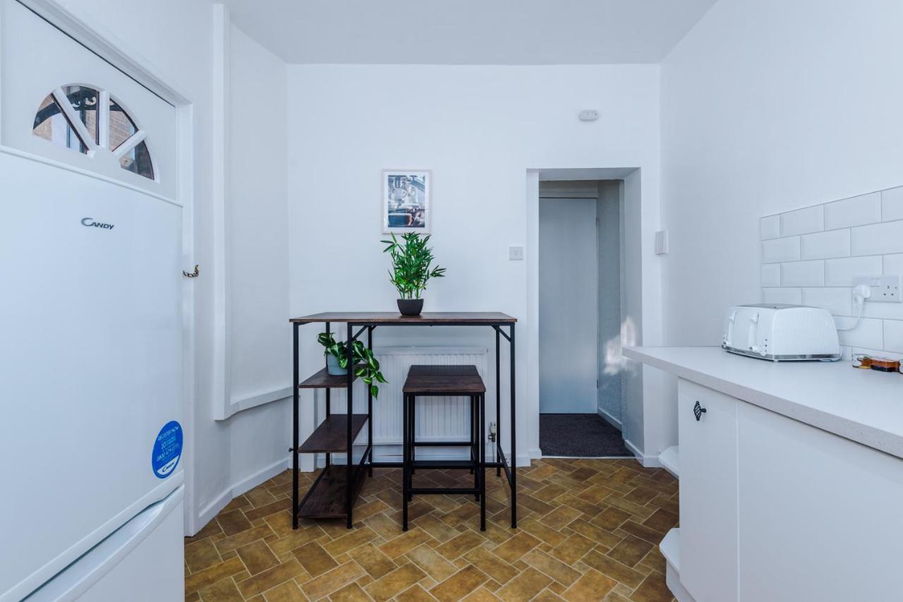 Spacious 4 Bed With Parking Holiday home Manchester