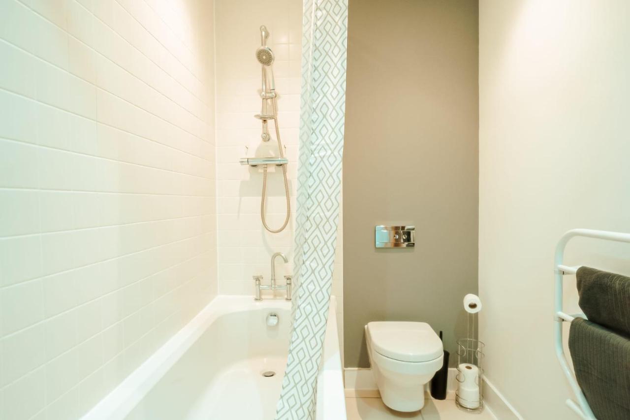 Apartment Chic 2 Bedroom Salford Quays The Lowry Manchester