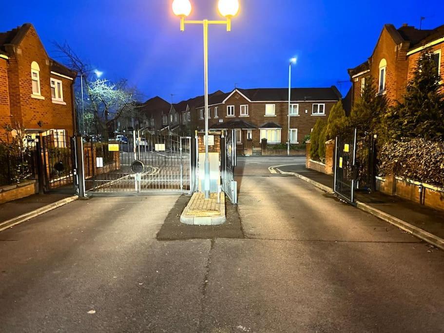New Getaway - Free Gated Parking With Fob Apartment Manchester