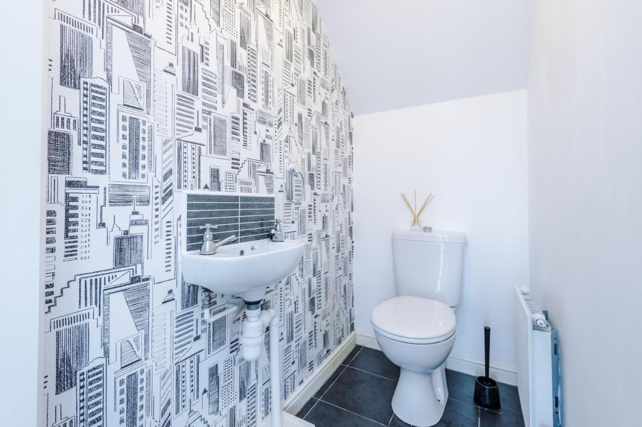 Chic 2 Bed House With Garden & Free Parking *