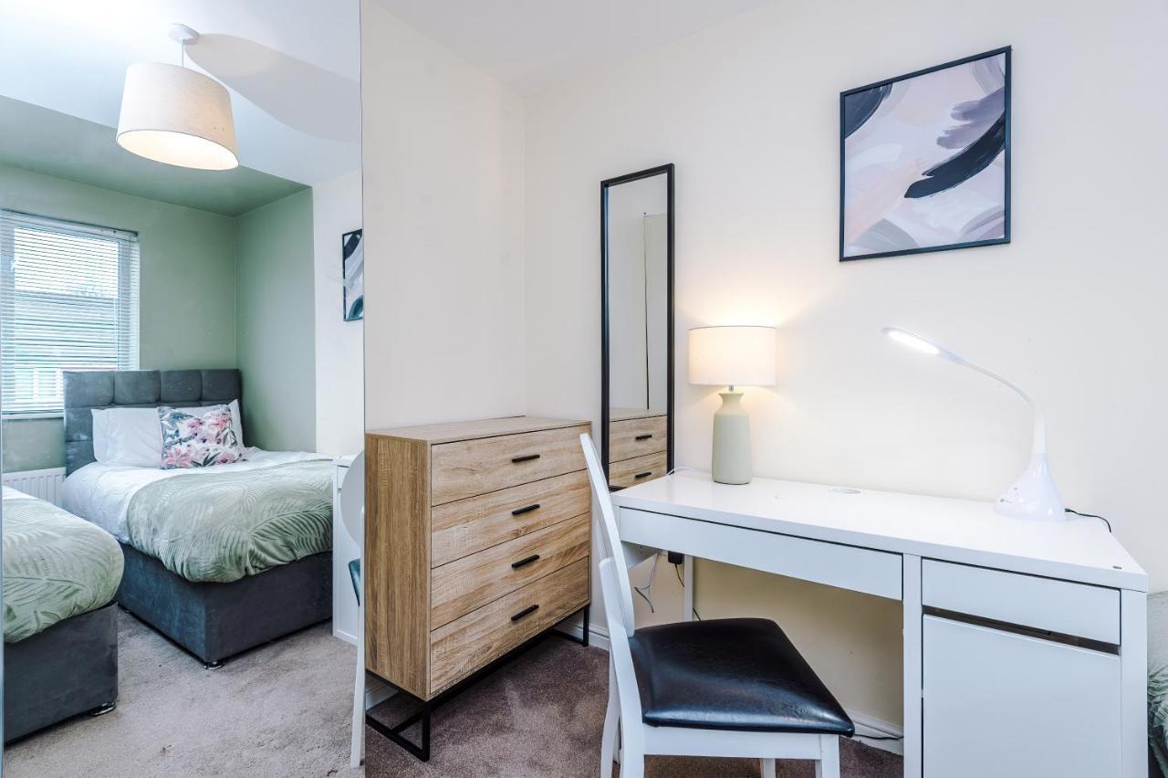 Holiday home Chic 2 Bed House With Garden & Free Parking Manchester