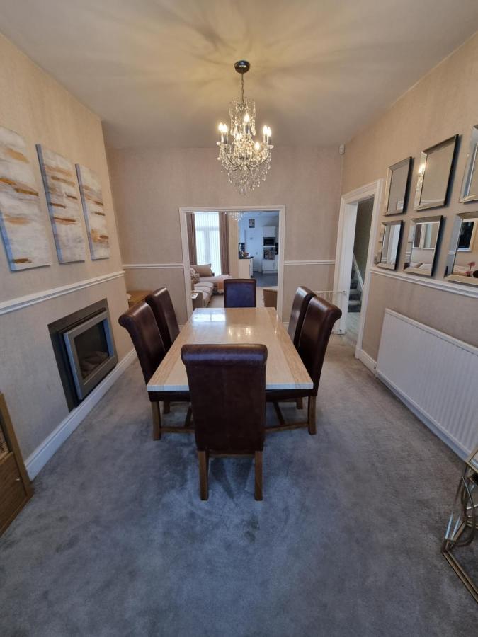 Lovely Close To Mcr Centre Inc Cinema Holiday home *