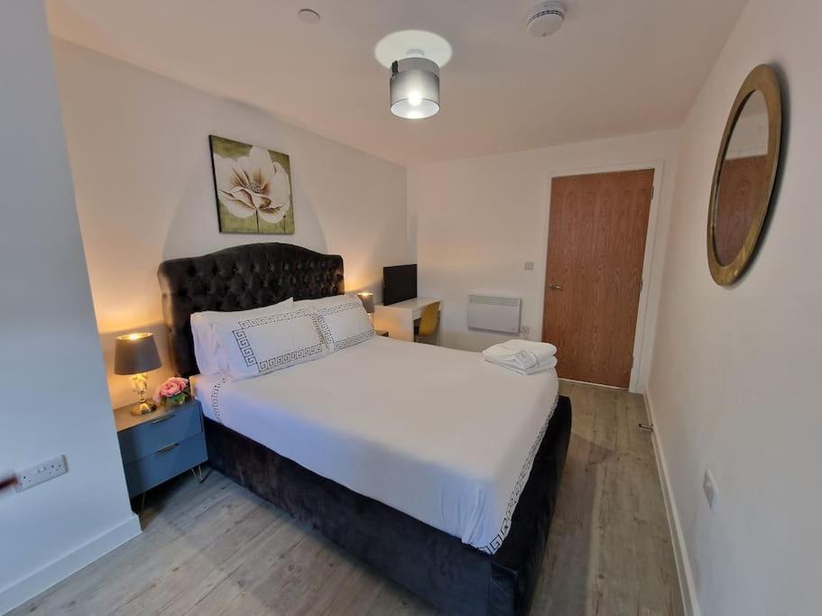 Luxury 2 Bed, 2 Bath - The Quays Apartment