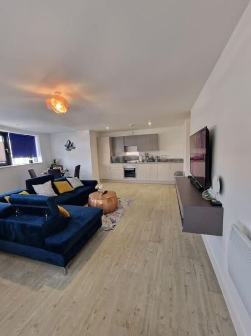 Luxury 2 Bed, 2 Bath - The Quays Apartment