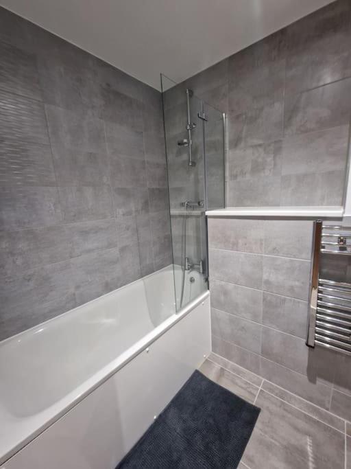 Luxury 2 Bed, 2 Bath - The Quays Apartment Manchester