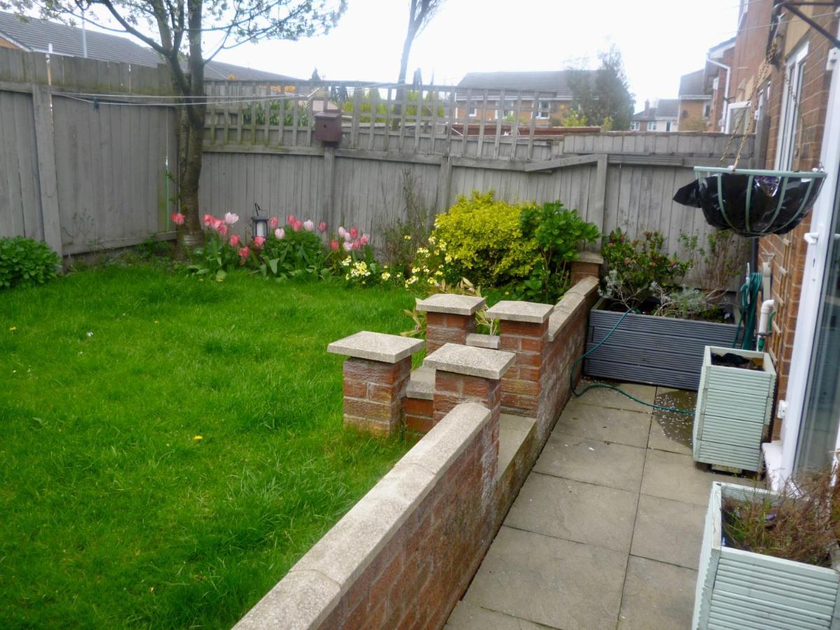 2 Bedroom House With Garden * Manchester