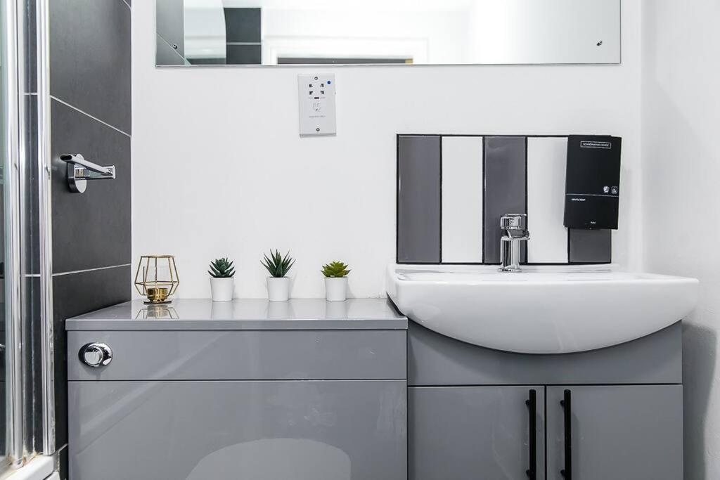 Floor 2 Bedroom Penthouse Apartment *