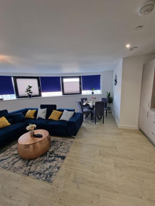 Luxury 2 Bed, 2 Bath - The Quays Apartment