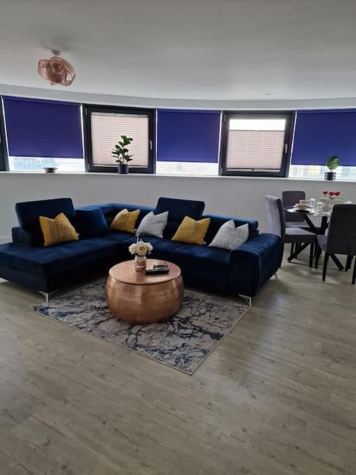 Luxury 2 Bed, 2 Bath - The Quays Apartment *