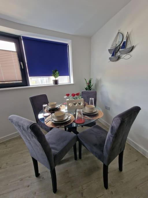 Luxury 2 Bed, 2 Bath - The Quays Apartment *