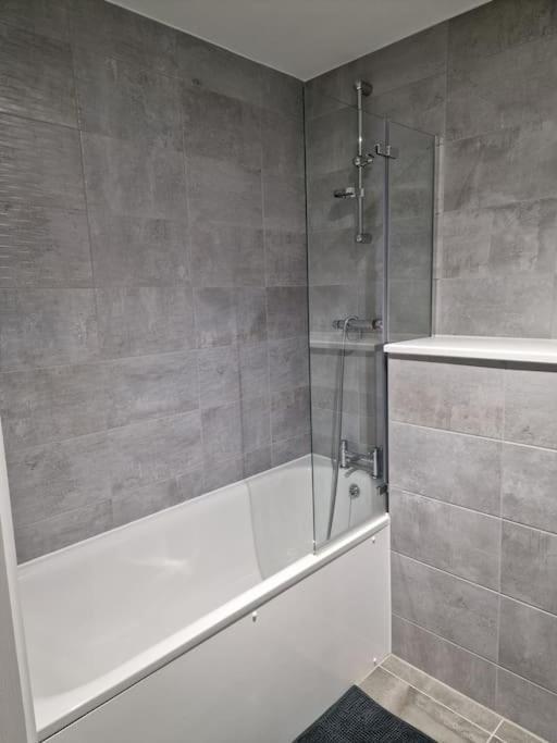 Luxury 2 Bed, 2 Bath - The Quays Apartment *