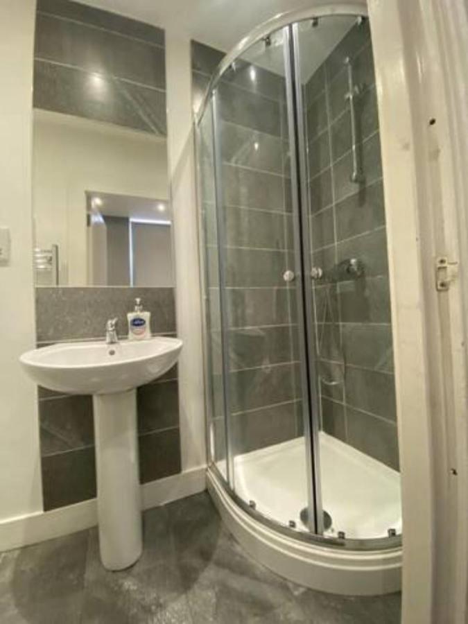 Extra Large 6 Bed 7 Bath Townhouse In Manchester