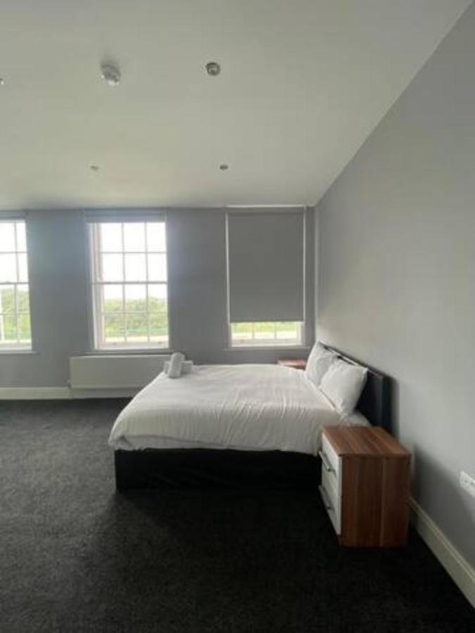Extra Large 6 Bed 7 Bath Townhouse In Holiday home Manchester