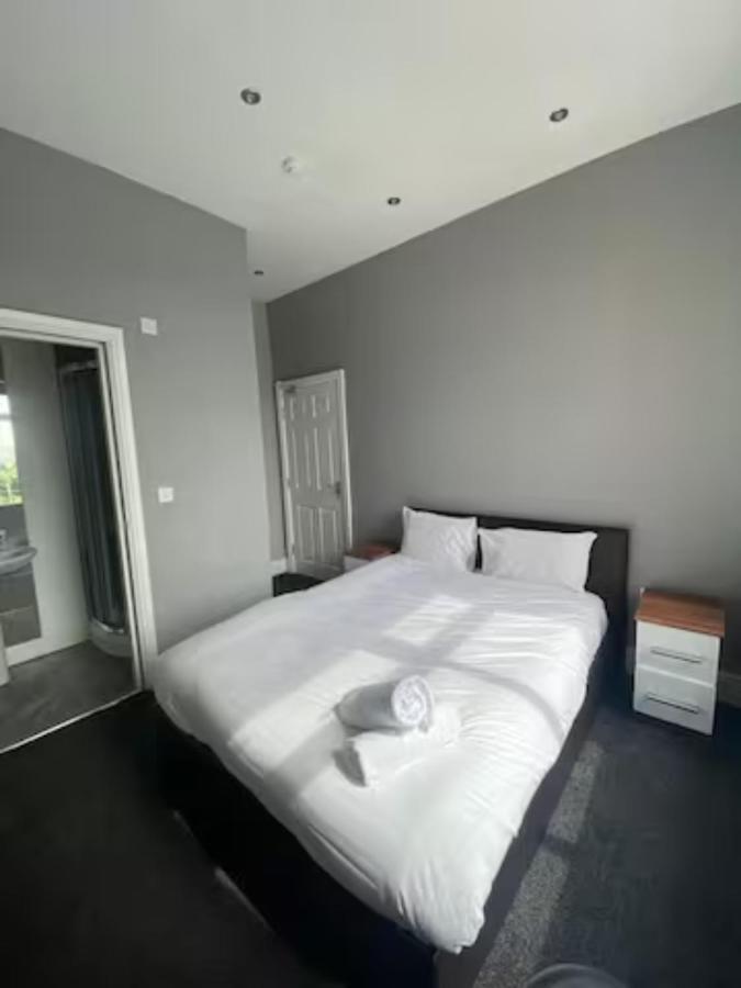 Extra Large 6 Bed 7 Bath Townhouse In Manchester
