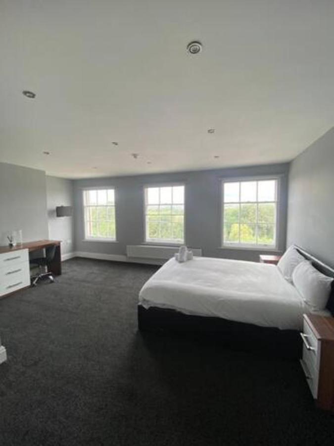 Extra Large 6 Bed 7 Bath Townhouse In * Manchester