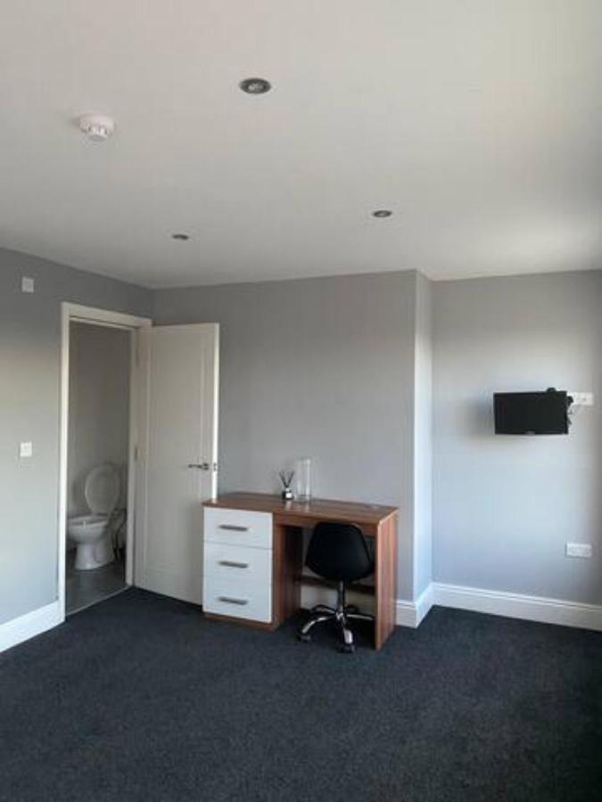 Extra Large 6 Bed 7 Bath Townhouse In Holiday home Manchester