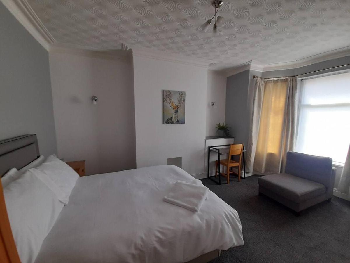 Stylish 4 Bed House - 15 Min To Centre Holiday home *