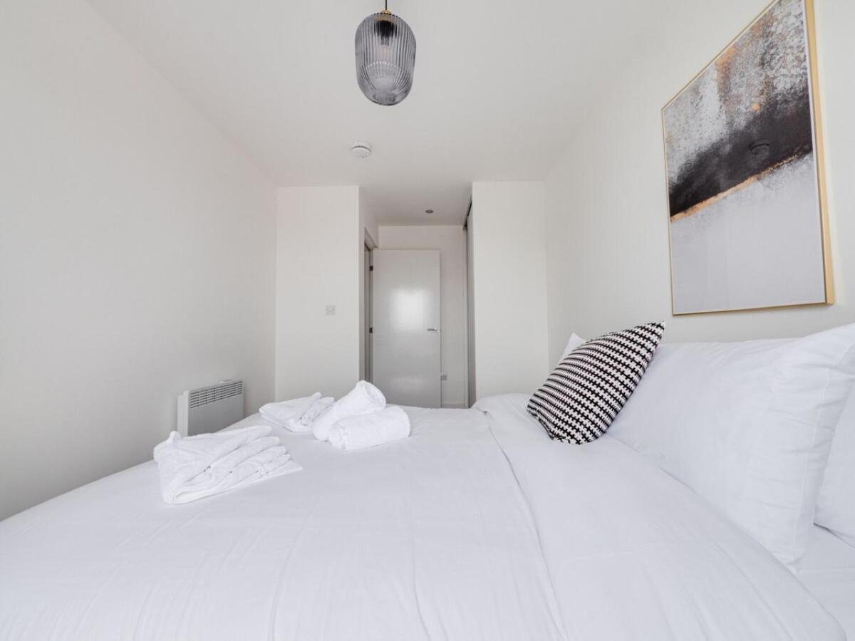 Modern 2 Bedroom Media City Apartment *
