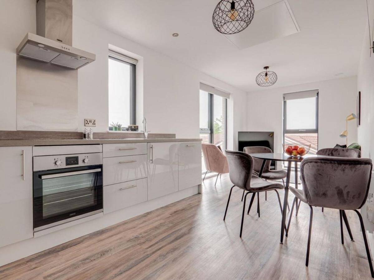 Modern 2 Bedroom Media City *