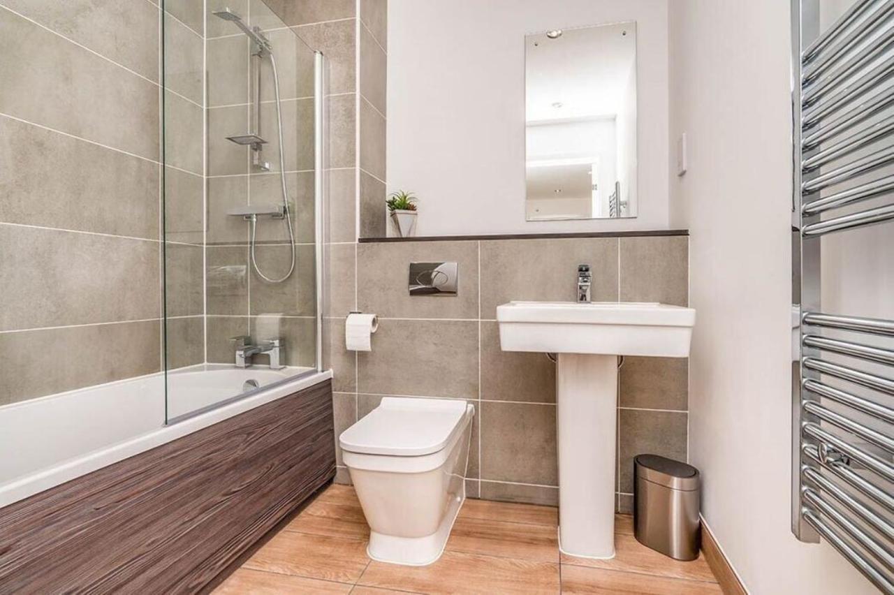 Modern 2 Bedroom Media City *
