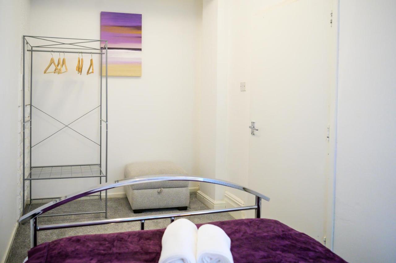 Purple Blossom, Cosy 2 Bed Apartment, Near Didsbury, Free Parking
