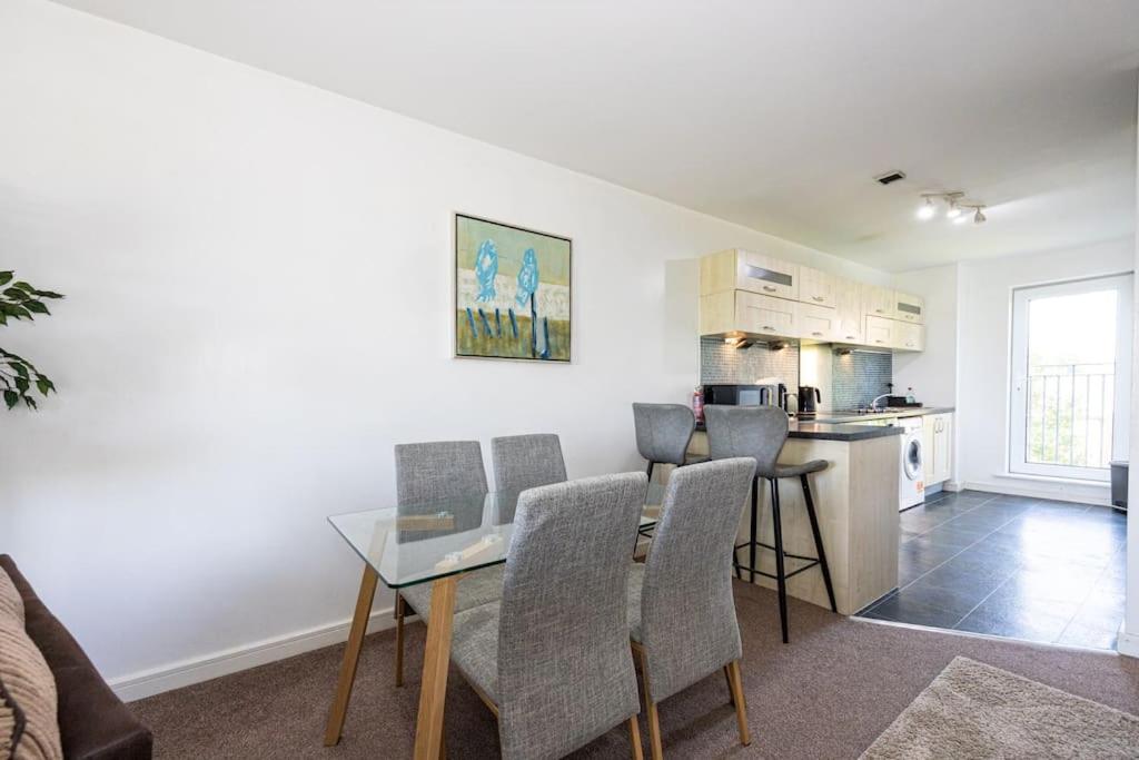 Lovely 2 Bedroom Flat With Balcony Near Centre *