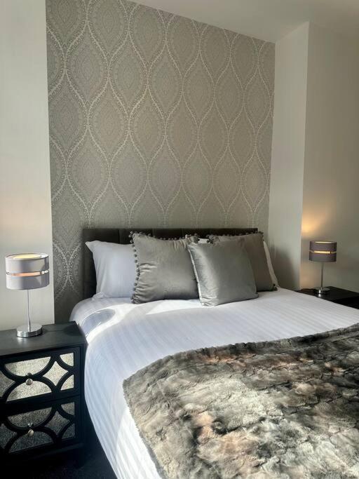 Large Five Bedroom With Parking, Sleeps 11! Holiday home Manchester