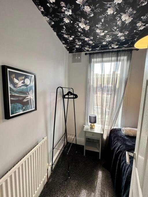 Large Five Bedroom With Parking, Sleeps 11! Holiday home