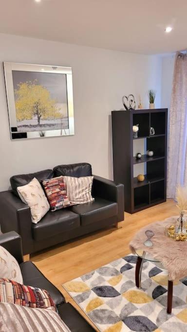 Apartment Balcony-view With Free And Secured Parking Manchester