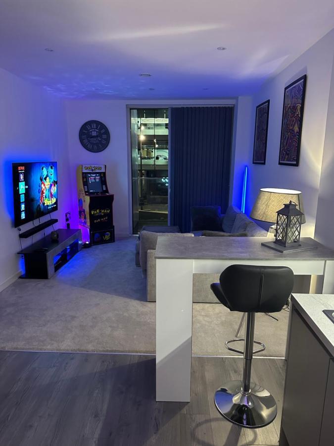 Luxury 1 Bedroom Media City Apartment