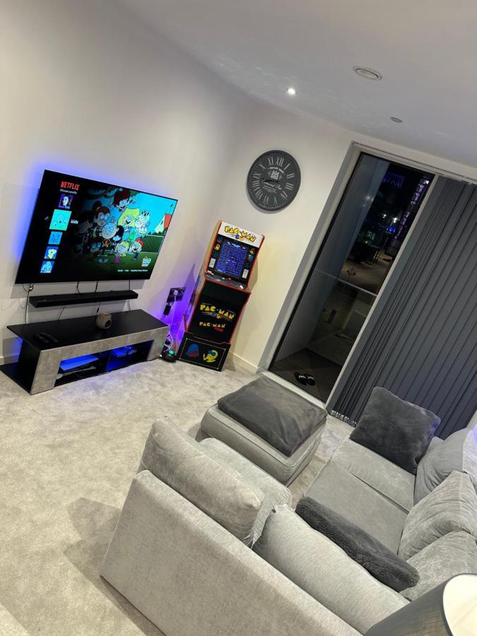 Luxury 1 Bedroom Media City Apartment *