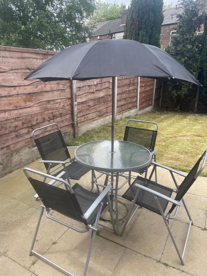 Beautiful 4 Bed Home, Sleeps 6, Driveway Parking, With Sky & Bt Sports Holiday home