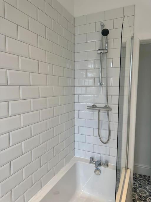 Large Five Bedroom With Parking, Sleeps 11! *