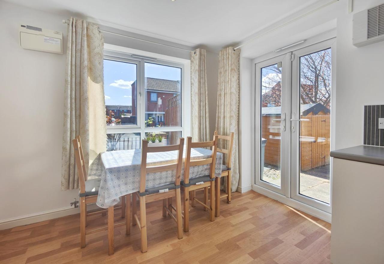 Holiday home The Metcombe - With Free Parking 10 Minutes Walk To Etihad Stadium & Coop Live Arena