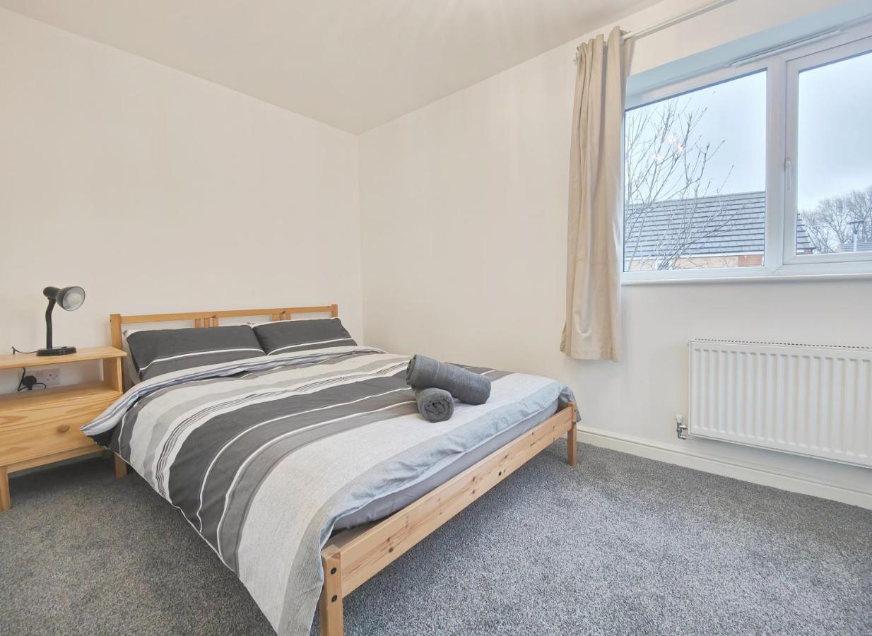 The Metcombe - With Free Parking 10 Minutes Walk To Etihad Stadium & Coop Live Arena Holiday home *