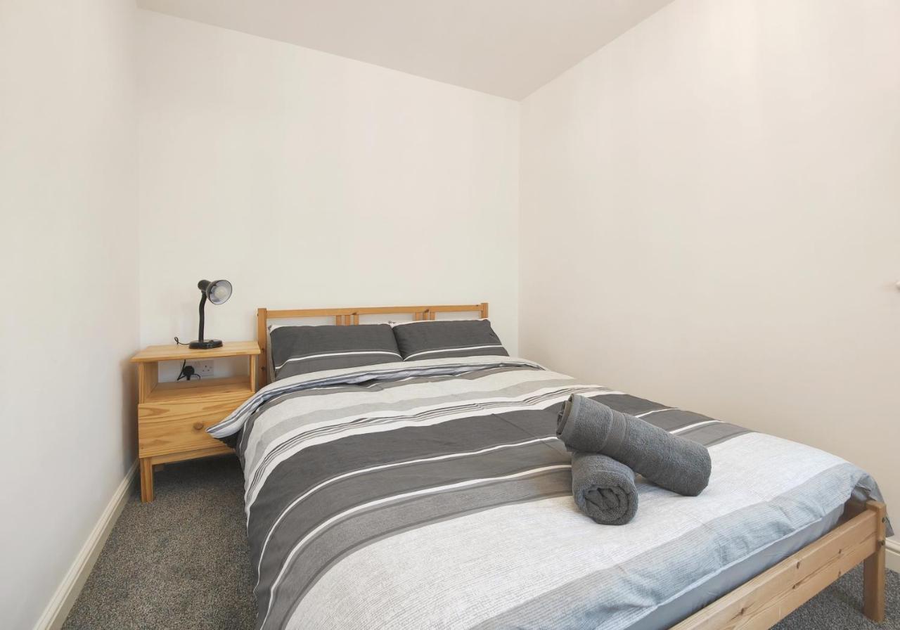 Holiday home The Metcombe - With Free Parking 10 Minutes Walk To Etihad Stadium & Coop Live Arena